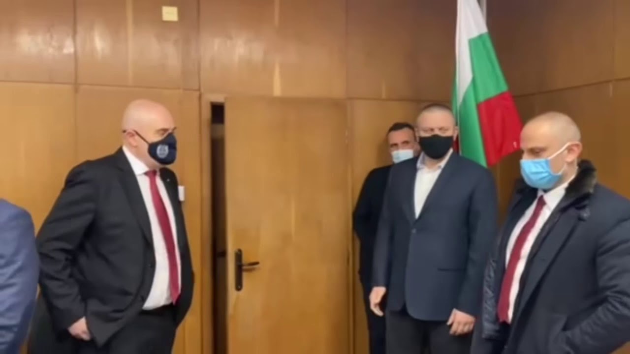 СГП и МВР разкриха производство на фалшиви долари и евро