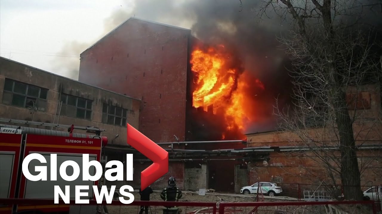 Huge fire engulfs historic St. Petersburg building, at least 1 dies