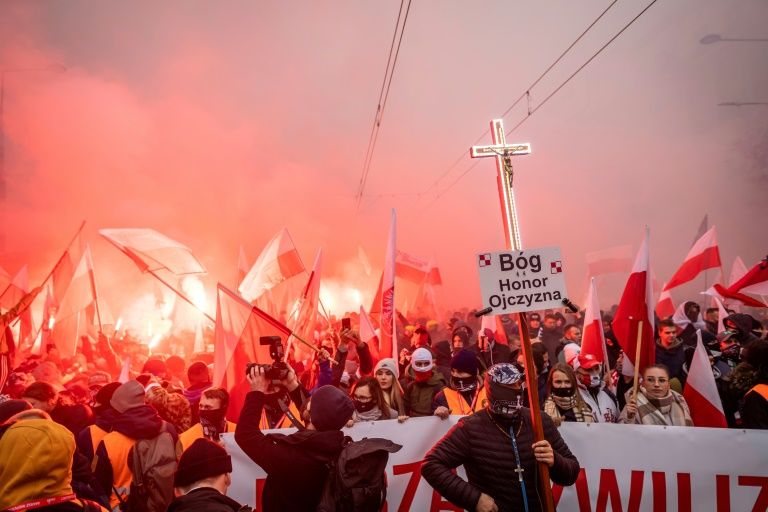 Десетки ранени в сблъсъците между крайнодесни и полиция във Варшава