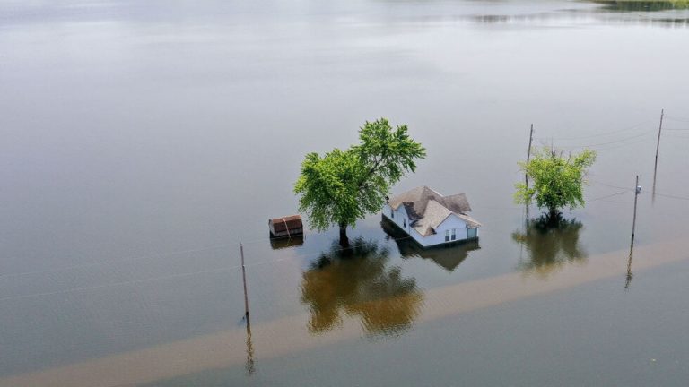 Порои в Крит потопиха къщи и отнесоха коли в морето