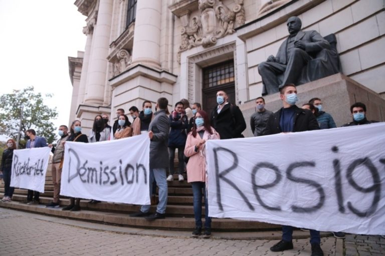 И на петия си седмичен протест студентите поискаха оставка на Борисов и Гешев