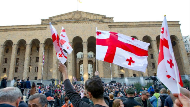 Масов протест в Грузия – полицията използва водни оръдия