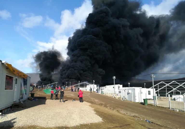 Пожар в мигрантски лагер в Босна остави хиляди без никакъв дом