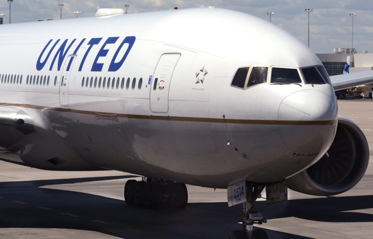 Смърт на борда: Почина пътник на „United Airlines“ със симптоми на COVID-19