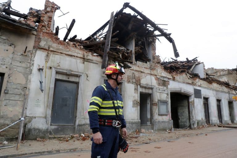 Постепенно отслабват вторичните трусове след унищожителното земетресение в Хърватия