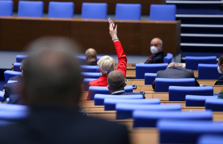 Парламентът одобри заема от ЕС, първият транш идва през януари