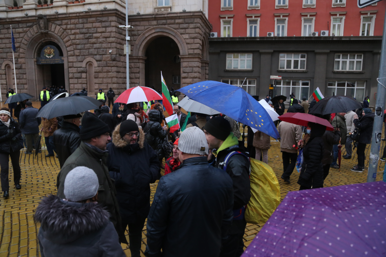 Антиправителствен протест блокира центъра на София