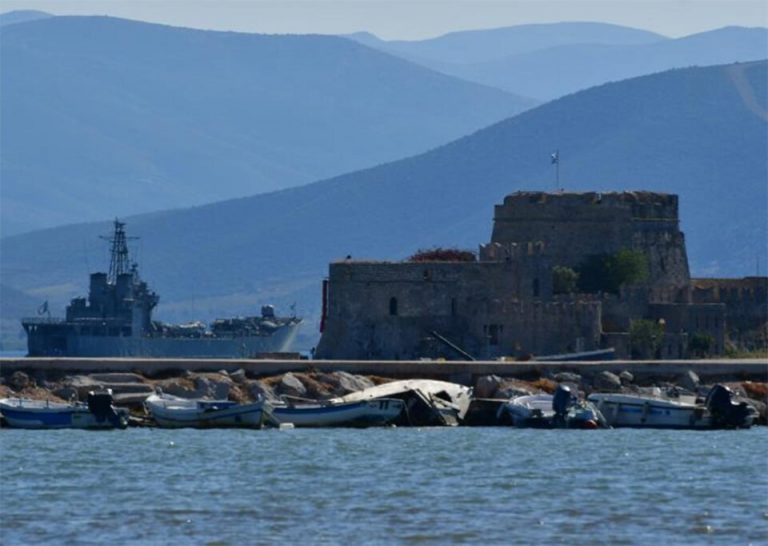 Задържаха за шпионаж двама гърци на остров Родос