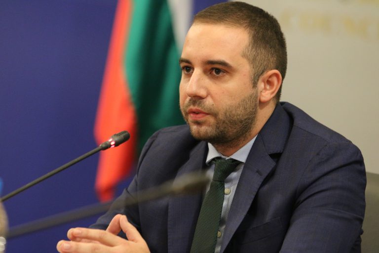 Кирилов: ЕАЛ не препоръчва блокиране на ваксината АстраЗенека