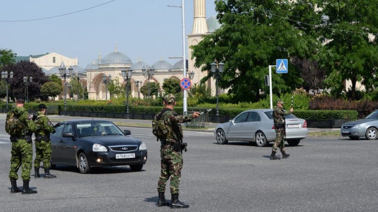 Двама убити полицаи при атака в Грозни