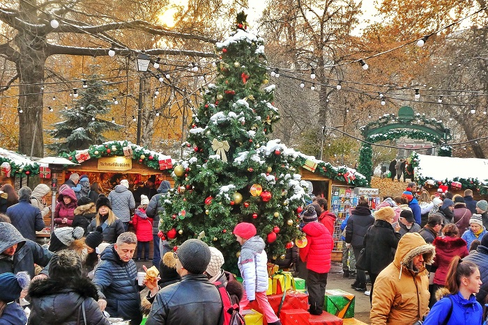 Коледните базари в София и Букурещ