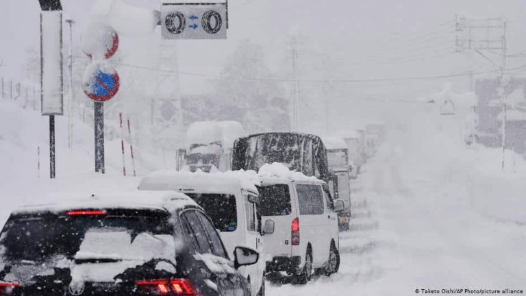 Снежна буря връхлетя Япония