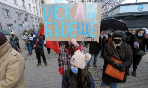 „Изкуството е живот“ – протест срещу COVID мерките в София и Варна