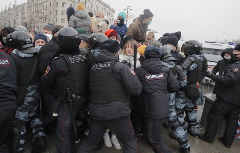 Париж: Арестите в Русия са „непоносимо оскърбление“ за върховенството на закона