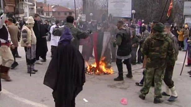 Трима разпознати и обвинени за палежа на българското знаме в Македония