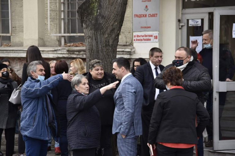 „Позитано“ 20 под обсада: Поддръжници на Гергов обвиниха Нинова в мутренско управление