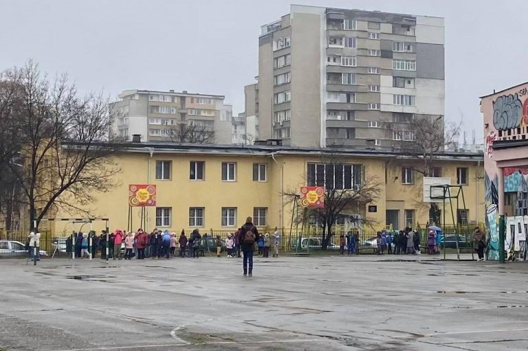 Евакуираха столично училище заради пожар