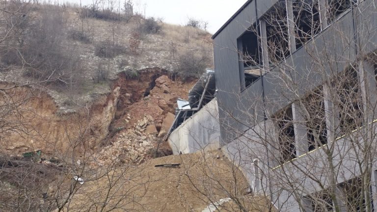 Скали се срутиха върху покрива на депо за отпадъци край Благоевград