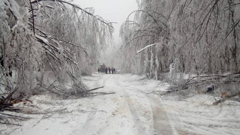 Проходът „Петрохан“ остава затворен, селата в Монтанско са без ток