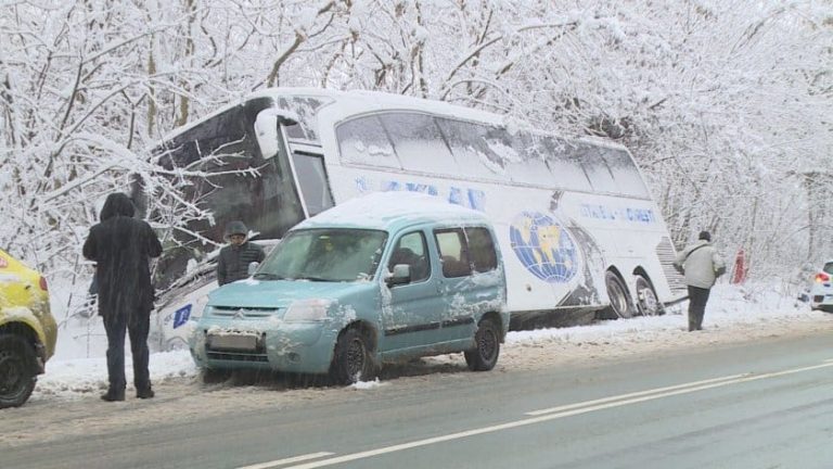 Автобус се обърна в канавка на пътя Русе-Бяла, 8 села без ток в района