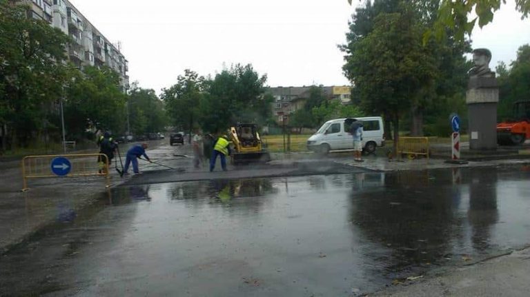 Асфалтиране в дъжда