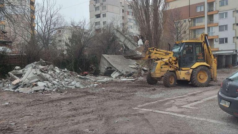 Събарят незаконните гаражи в столицата