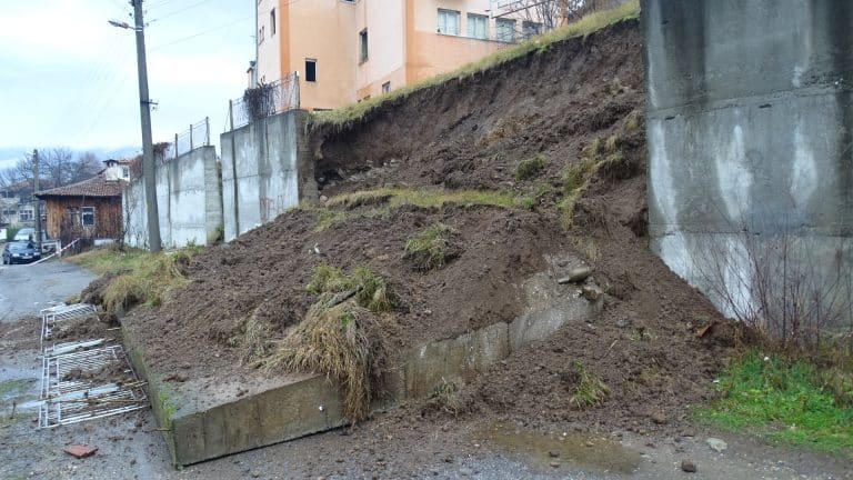 Срути се подпорна стена в село край Кочериново