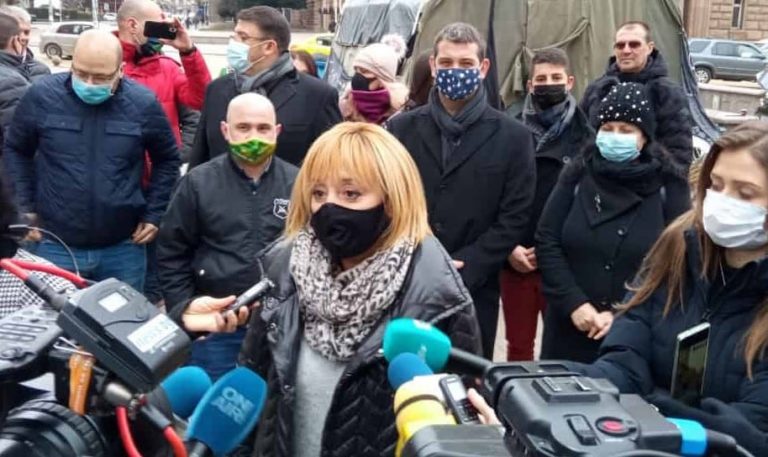 Манолова пита „Къде са парите?“ на протест за неизплатени компенсации на бизнеса