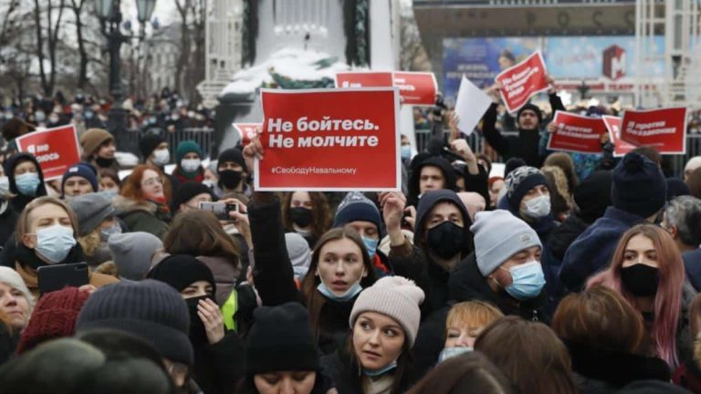 Над 2100 са задържаните на протеста в Москва, полицията повали близка на Навални в ефир (ВИДЕО)