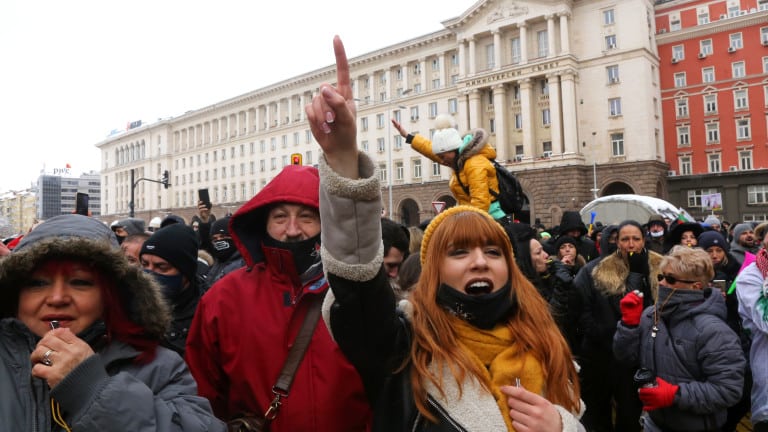 Под прозорците на властта: „Време е да им кажем довиждане“