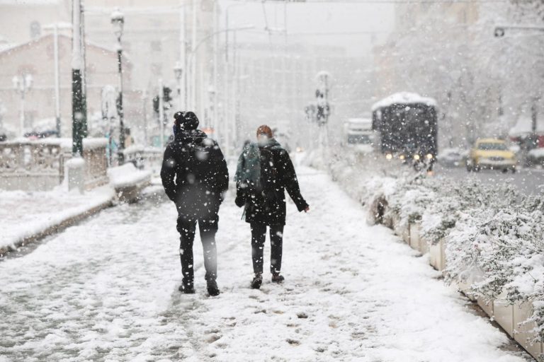 Невиждан от години сняг парализира Атина