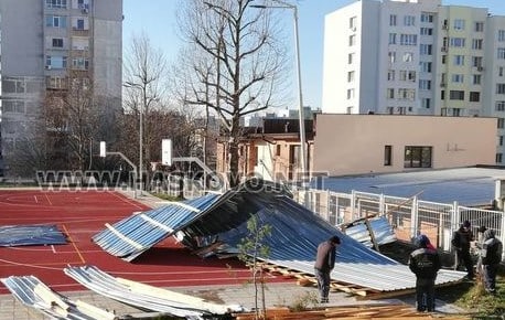 След бурята в Хасково: Метален покрив в двора на училище и изкоренени дървета