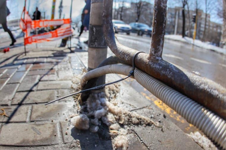 До фаталната шахтата в София все още протича ток