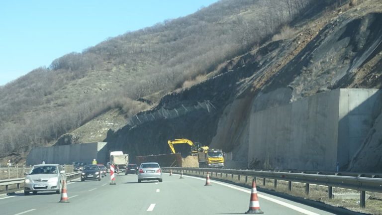 АПИ обвини Тройната коалиция за срутищата по АМ „Люлин”