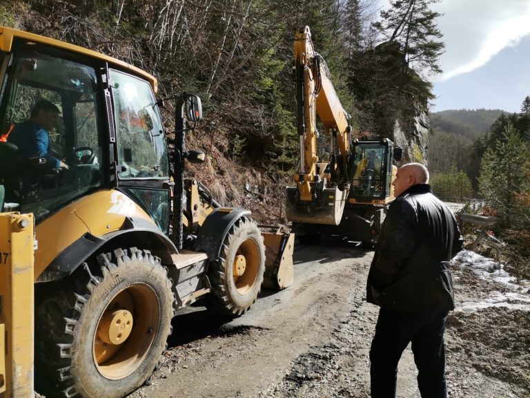 Борисов се метна на джипката, за да си огледа срутищата