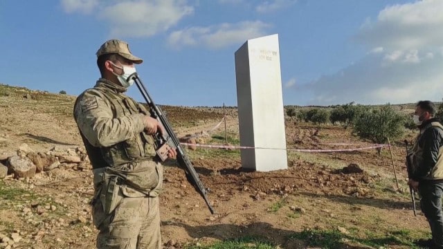 Мистериозен монолит с надпис „Погледни към небето, виж луната“ се появи на нива в Турция