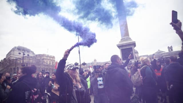 Десетки арестувани във Великобритания след протест срещу COVID мерките