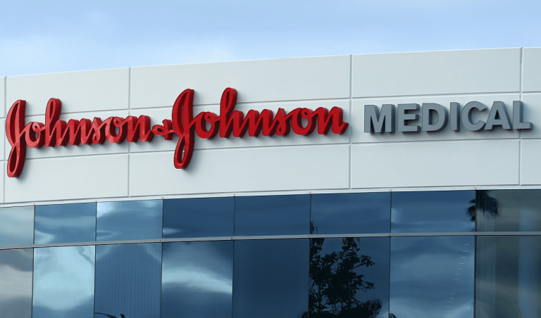 „Johnson & Johnson“ на съд заради 500 000 починали жители на САЩ