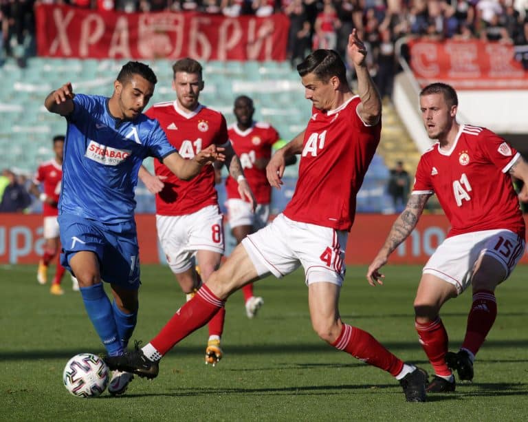 ЦСКА би Левски с 2:0, фенове атакуваха терена