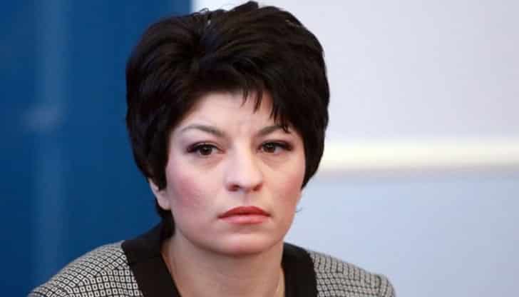 Десислава Атанасова: Манолова се е напомпала да става полицай