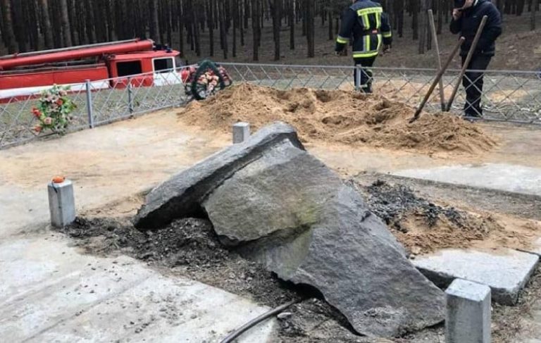 Паметникът на хан Кубрат в Украйна поруган заради метала в него