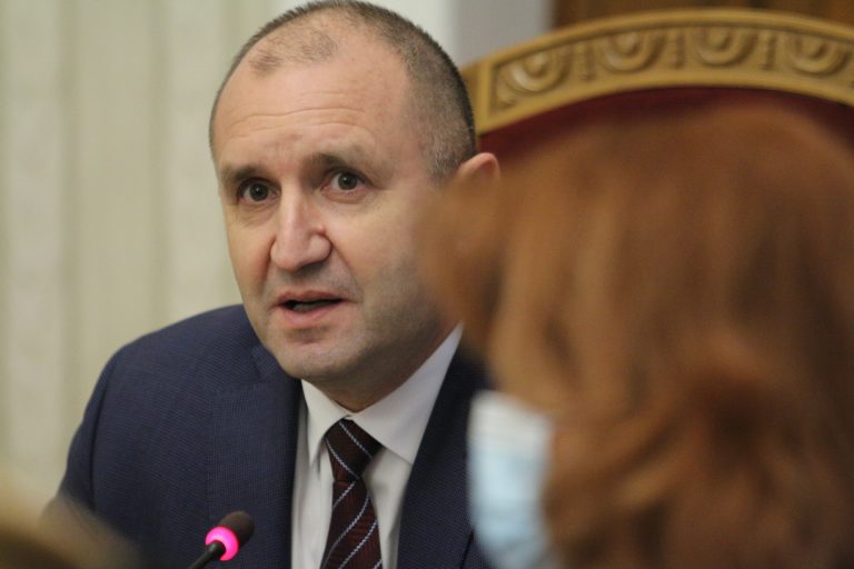 Обрат! Как партиите на протеста започнаха да пречат на Радев по стъпалата към едноличния успех