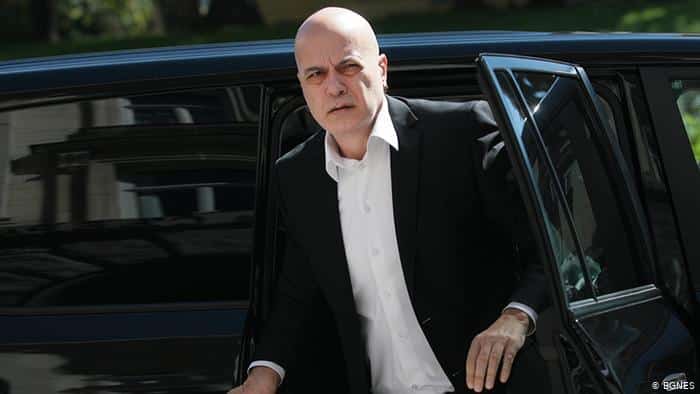 Разправия в „Троянския кон“: Кой пръв да изскочи навън