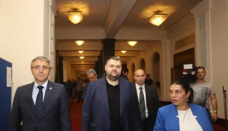 Той пак е тук: Защо ДПС се завъртя на 180 градуса около Пеевски