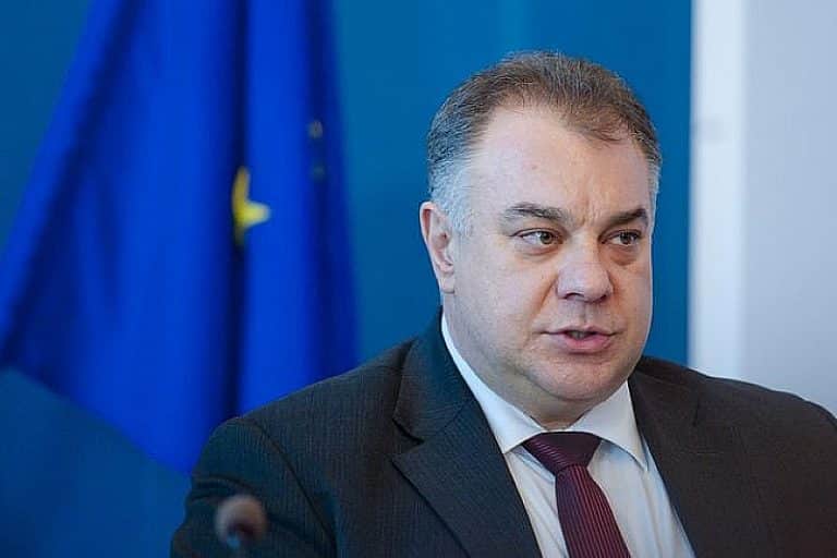 Д-р Мирослав Ненков: Група кърлежи смуче здравната система, трябва огън и меч