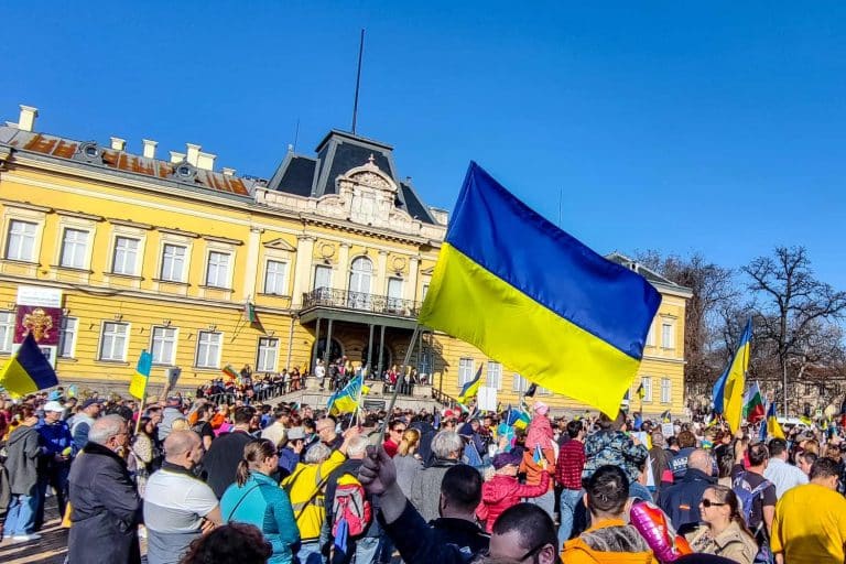 БСП и „Възраждане“ срещу украинското знаме – Фейсбук тролове или политици?