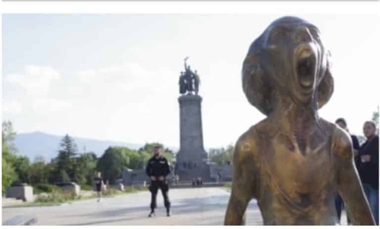 Морален казус: Как да спориш за паметника на украинската майка, без да обидиш друга майка