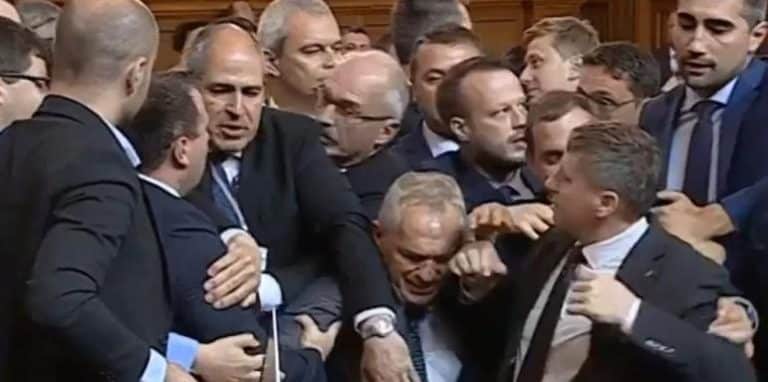 В България: Хляб и зрелища – добре, само дето хлябът е все по-скъп, а зрелищата – все по-тъпи