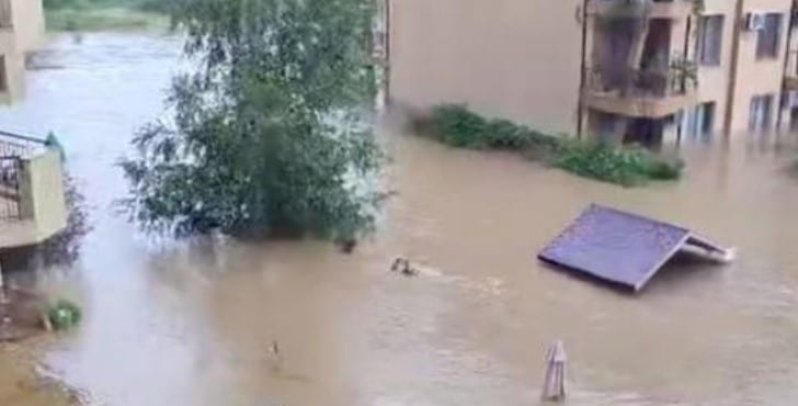 Царево набира доброволци след водния ад