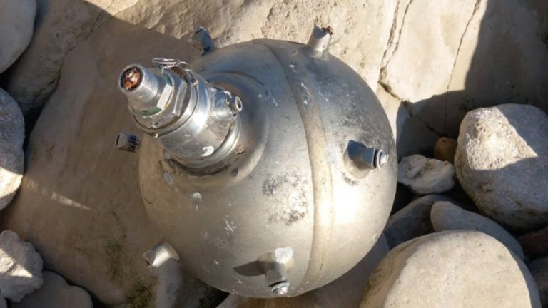 Черно море изхвърли ускорител на ракета на брега край Балчик